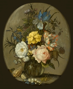 Bloemen in een glazen vaasje by Balthasar van der Ast