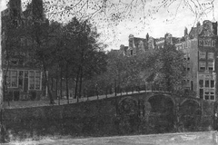 Leidsegracht van de Herengracht gezien, rechts het huis met de vier Heemskinderen by Cornelis Gerardus 't Hooft