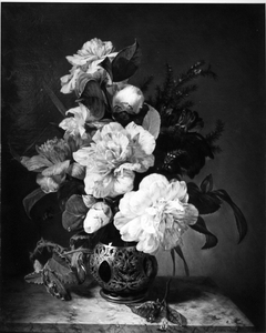 Vase avec des camélias et d'autres fleurs by Simon Saint-Jean