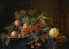 Still life of fruit on a pewter plate and in a Wan-li Kraak bowl by Jan Davidsz. de Heem