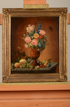 Stilleven met fruit en bloemen in vaas by Dirk Weeshoff