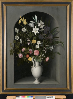 Stilleven met vaas bloemen in nis by Georg Hainz